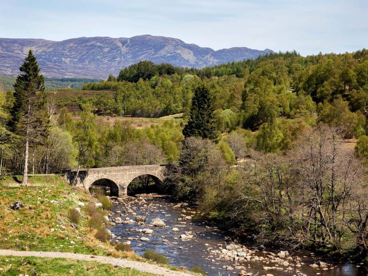 Villa Spectacular Mountain View Ecopod à Newtonmore Extérieur photo