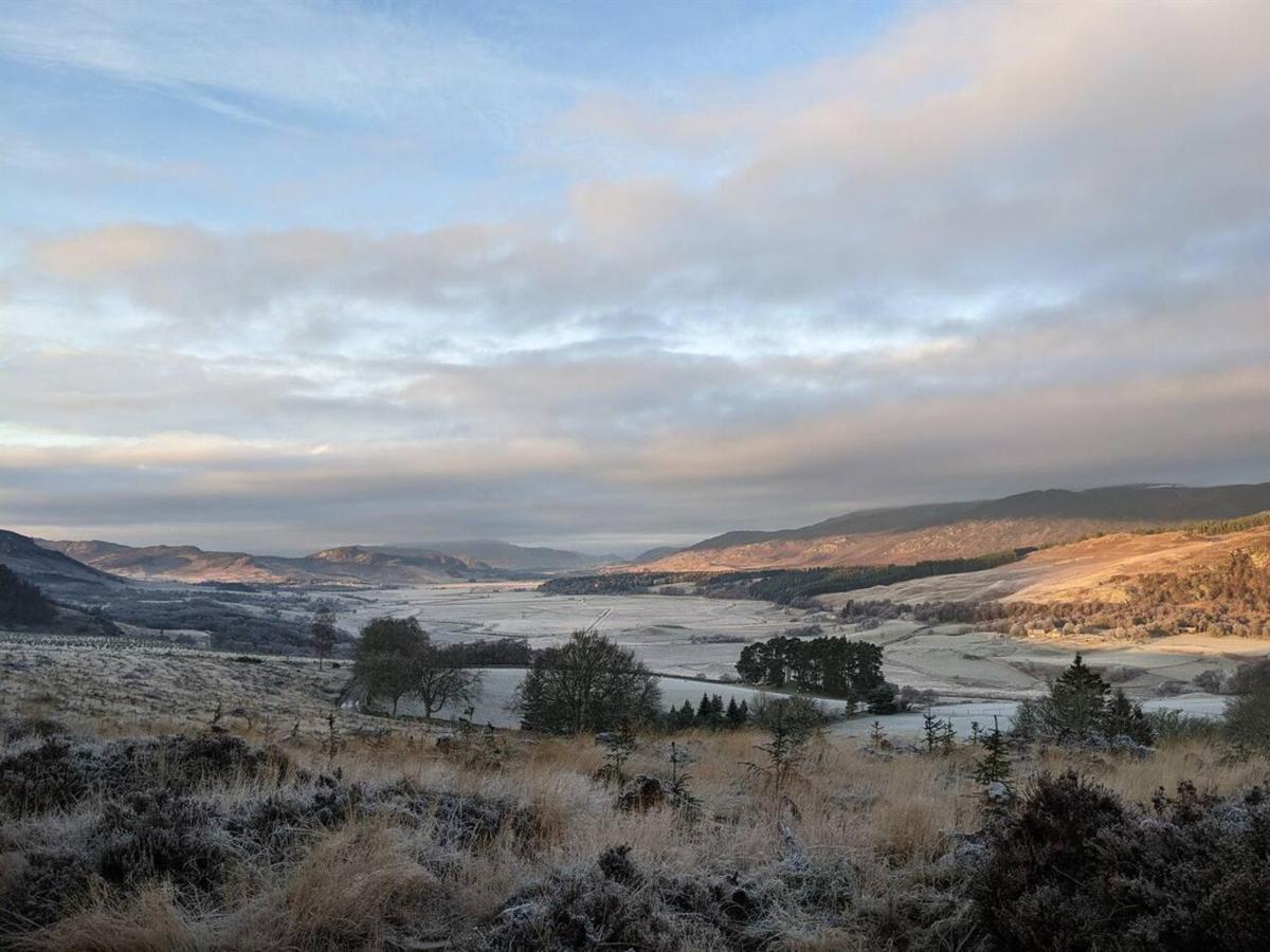 Villa Spectacular Mountain View Ecopod à Newtonmore Extérieur photo